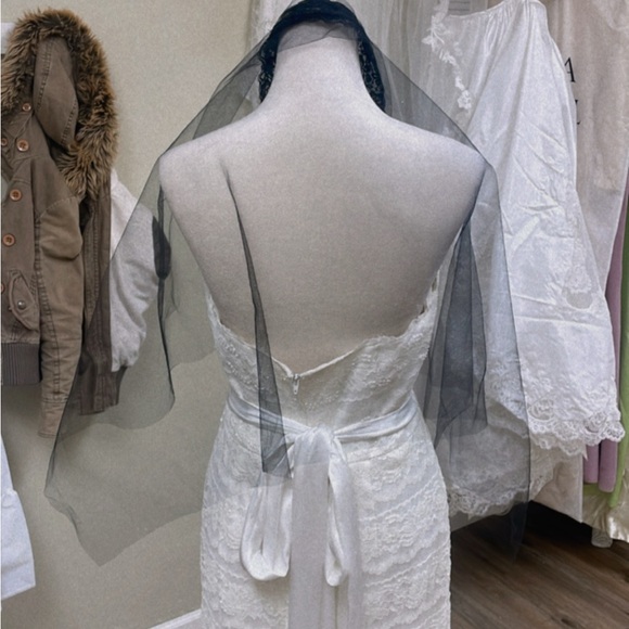 BLACK MANTILLA VEIL - Picture 3 of 3